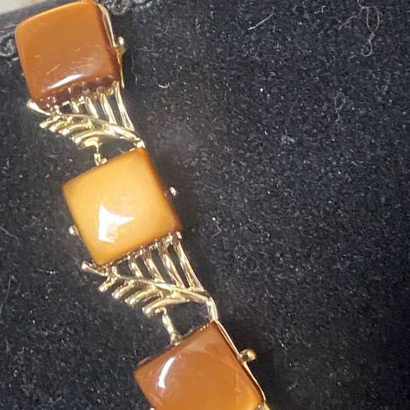 Coro Moonglow Lucite Gold Necklace - Picture 5 of 13